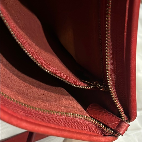 Coach Red Crossbody Bag with Adjustable Strap and Zipper Closure - Picture 7 of 16